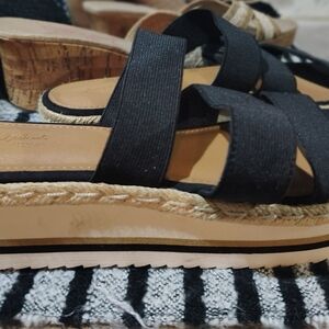 Universal Thread Black and Tan Espadrille Sandals